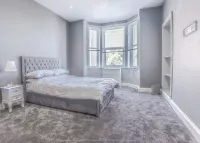 Beautiful Modern Open Plan Living with Hot Tub Hotels in Kelty