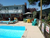 Captain's Cove Motel - Beach