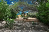 Secluded Villa with Pool3Min to Beachfree Utilities