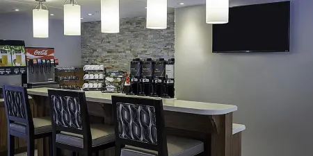 Staybridge Suites Toronto - Vaughan South Отели рядом с достопримечательностью «Кортрайт Сентр фор Консервейшен»