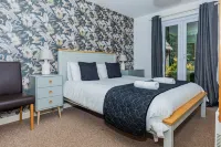 Over the Horizon Lodges Hotels in Calstock