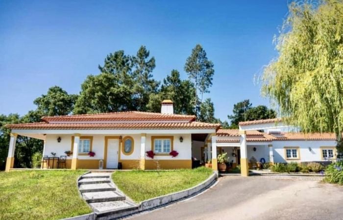 Farmhouse Sleeps 8 with Pool & Horses