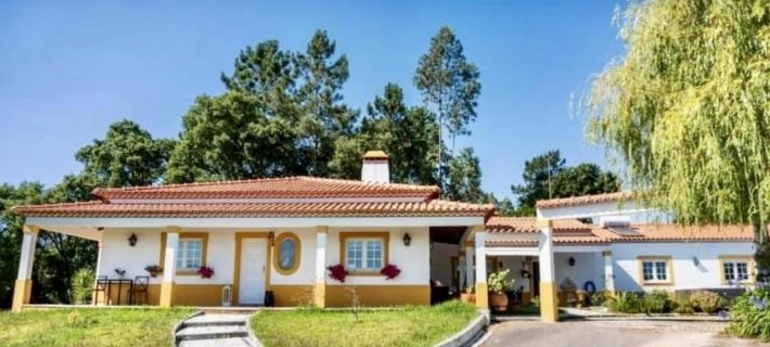 Farmhouse Sleeps 8 with Pool & Horses Hotels in Alcobaca