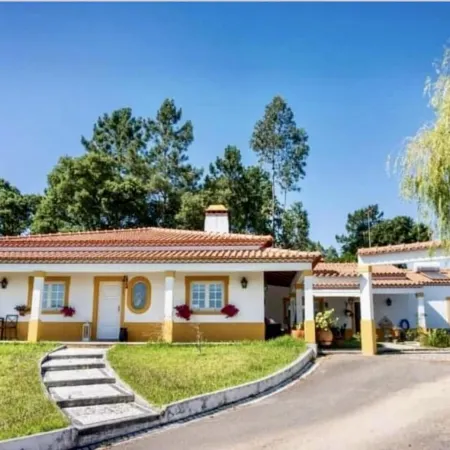 Farmhouse Sleeps 8 with Pool & Horses
