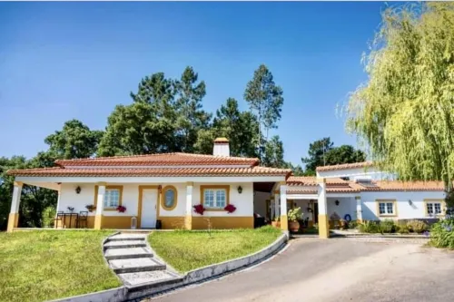 Farmhouse Sleeps 8 with Pool & Horses