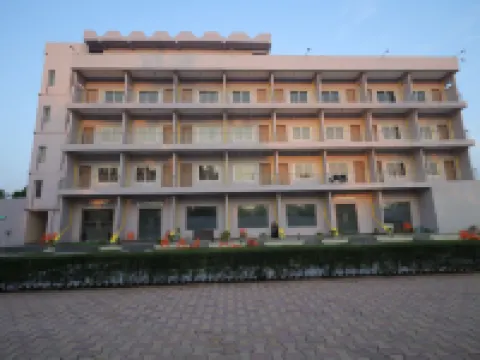 Parth King Beach Resort โรงแรมในมณฑรมุณี