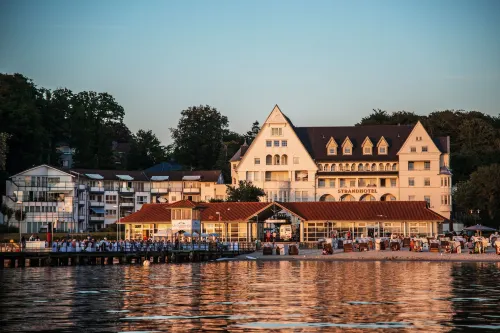 Strandhotel Glücksburg فنادق في Glucksburg