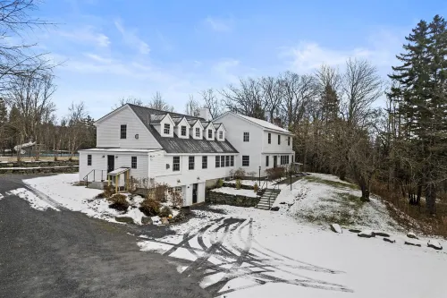 Brook Bound Inn Hotels in Dover
