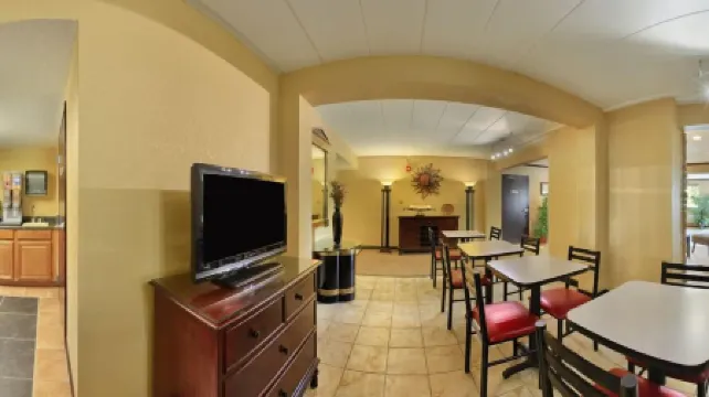 Travelodge by Wyndham Lima Oh