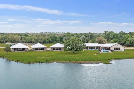 Lakeside Family Getaway – Amenity Packed