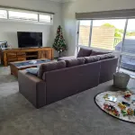 4 bedrooms, large deck, park views Hotels in Coronet Bay