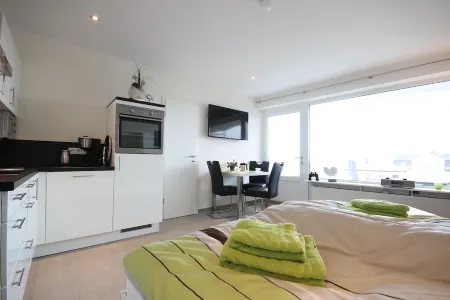 Absolute top location with sea view, balcony, W-Lan, top equipped