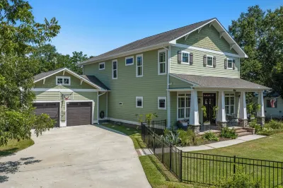 Chateau De La Mar - walk to Downtown Ocean Springs & beach w/POOL!