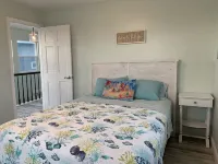 Direct Gulf Access Home w/ Floating Dock and Pool Weeki Wachee Spring附近的飯店