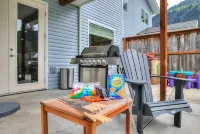 Hot Tub, Game room, Fire Pit, Unlimited Hot Water, with stunning mountain view!