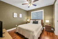 Spacious Living and Modern Amenities - Charming Contemporary Escape 우드핀 호텔