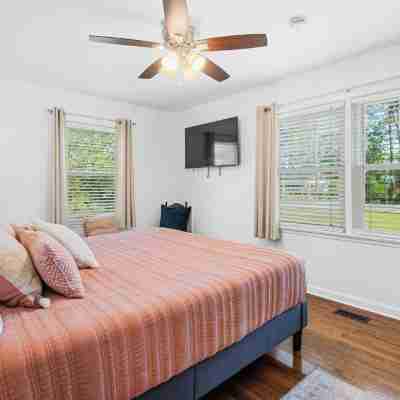 Pet Friendly Charming Craftsmen w/ Fenced Yard & Firepit. Near Sgmc & Vsu & Eats Rooms