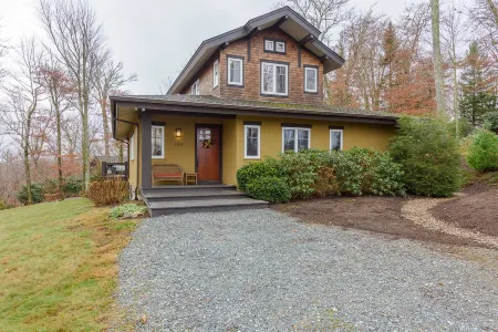 Contemporary Mountain Retreat with Media Room and Fireplace - Charming Escape Отели рядом с достопримечательностью «Колледж Лис-Мак-Рай»
