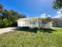Pristine Pool and Communal Barbecue Area - Stylish Haven Hôtels à : Clearwater