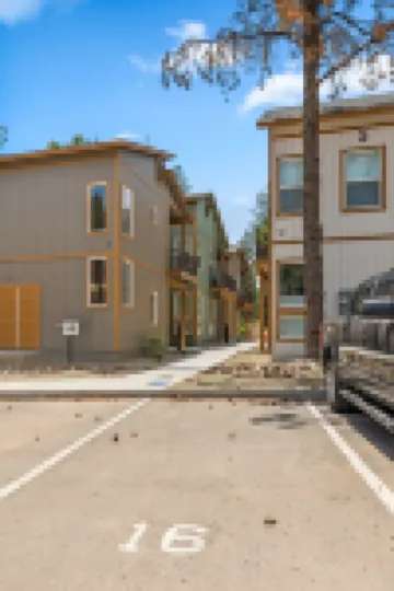 Serene Escape with Stunning Forest Views - Charming Modern Retreat