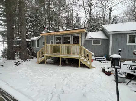 Charming, newly renovated pet-friendly, lake front cottage on Little Wolf Pond!