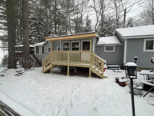 Charming, newly renovated pet-friendly, lake front cottage on Little Wolf Pond!