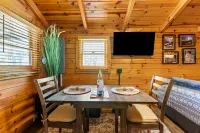 WiFi - Dreamcatcher - Glamping Tiny Cabin in Red River Gorge, Kentucky! Hotels in Beattyville