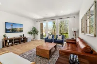 Private Outdoor Decks and Modern Amenities - Elegant Townhome Retreat Hotels in Knox County