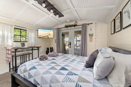 Outdoor Kitchen and Cozy MIL Suite - Charming Winter Park Retreat