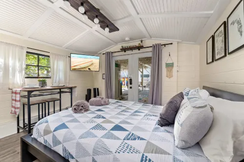 Spacious Outdoor Kitchen and Cozy MIL Suite - Charming Tiny Home