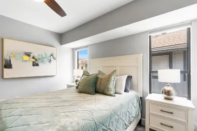 Beach Rd, 300ft to Beach Access & 500ft to Siesta Key Village, 2bdr
