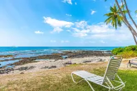Chic oceanfront condo with full ocean views, pool & hot tub Hotels in Holualoa