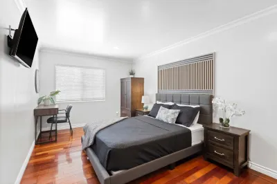 Charming Family Home with Jacuzzi and Outdoor Hot Tub - Delightful Retreat Los Angeles County Sheriff - Temple City Station附近的飯店