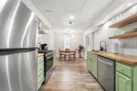 The Cozy Emerald Stay 5 Minutes to Downtown