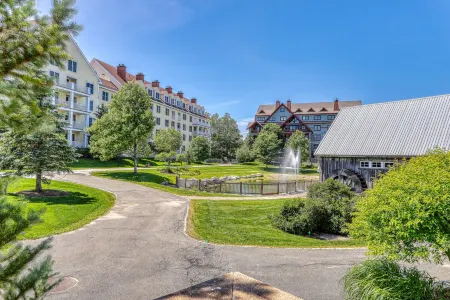 Mountain View Condo with Fast WiFi, Shared Hot Tub, & Resort Amenities Отели рядом с достопримечательностью «Stratton Mountain»