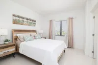 Stunning Retreat - Stylish Villa with Yard, Parking, WiFi