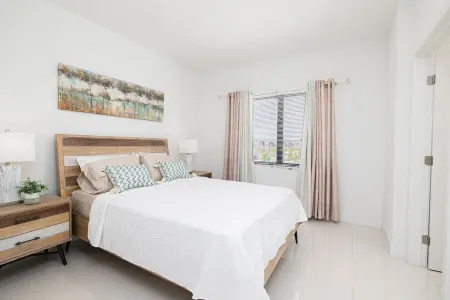 Colossal Villa with Full Kitchen and Smart TV - Gorgeous Stylish Retreat