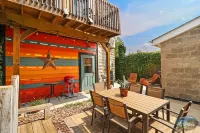 Chic Haven - Private Deck, Shared Patio, in Downtown