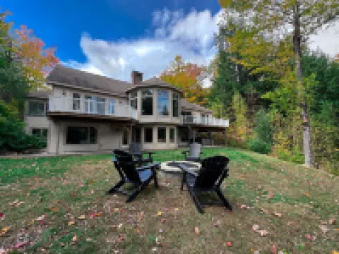 Hot Tub, Firepit, Pool Table and Garage - Spacious Tranquil Retreat