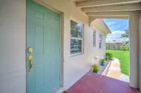 Modern Amenities and Cozy Living Space - Charming Tropical Retreat