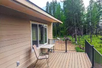 Wild Woods House - Unit 1: Woodsy Retreat in OR - 3BR 2BA - Sleeps 9 - Creekside Bliss