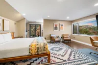 Ravens Rock Retreat: Clifftop Estate w/ 360 Views Hotels in Village of Oak Creek
