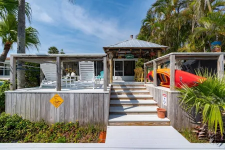 Tiki Bar and Pool with Fishing Dock - Spectacular Waterfront Haven Отели рядом с достопримечательностью «Debrilcha Gallery»