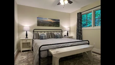 Shady Creek Cabin Отели рядом с достопримечательностью «Fred W. Symmes Chapel»