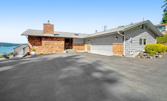 Newly updated waterfront home with - 0220l12000kk2hhz4A45E R 339 206 R5 D