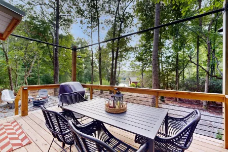 Cozy Lakeview Cottage