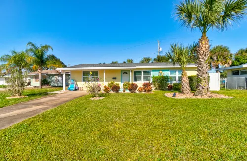 Stylish Home with Outdoor Dining and Fire Pit - Tropical Oasis