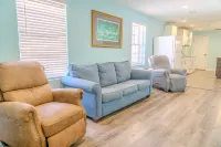 Spacious Kitchen and Modern Decor - Charming Coastal Retreat Hotels in Garden City