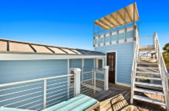 Rooftop Sundeck and Quick Beach Access - Stunning Coastal Haven
