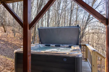 Hot Tub and Breathtaking Long-Range Views - Cozy Charming Retreat